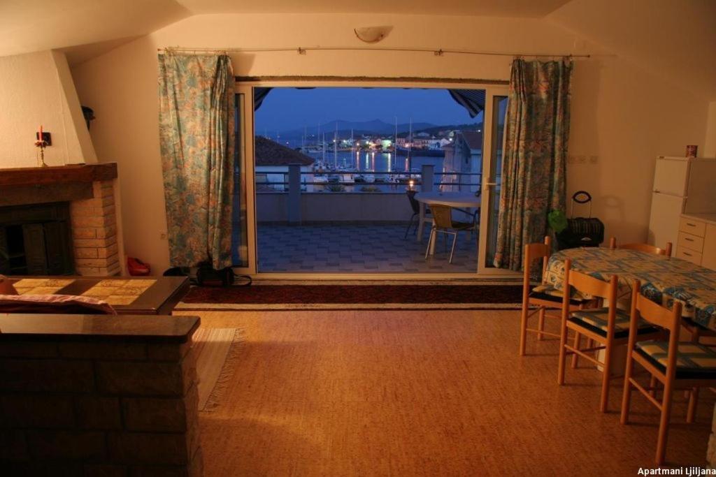 Apartment In Kukljica With Sea View, Terrace, Air Conditioning, Wi-Fi Esterno foto